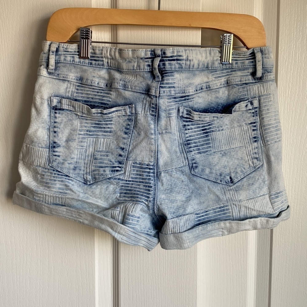 Reitmans - Acid Wash Textured Denim Jean Shorts​​​​​​​​​​​​​ - Picture 3 of 7